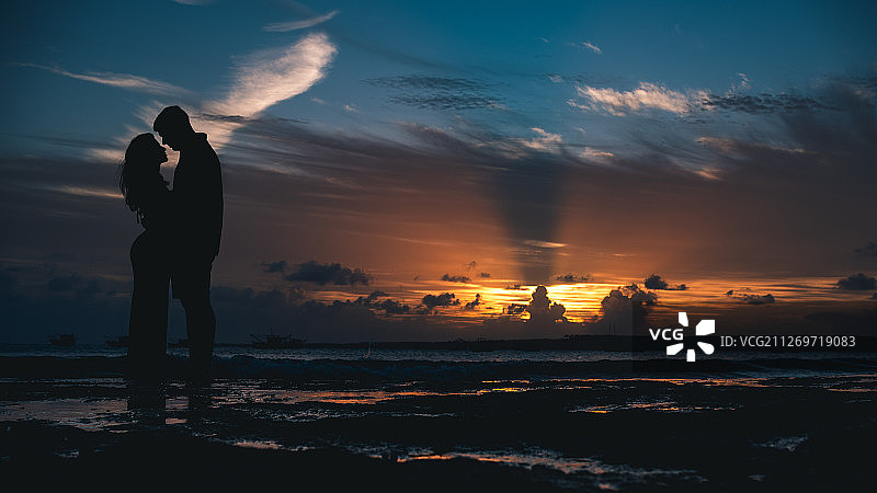 日落下的情侣图片素材