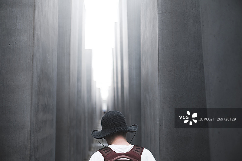 在柏林犹太人纪念馆的女士图片素材