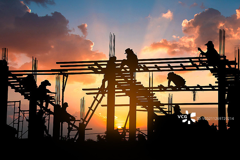 脚手架上的工人轮廓图片素材