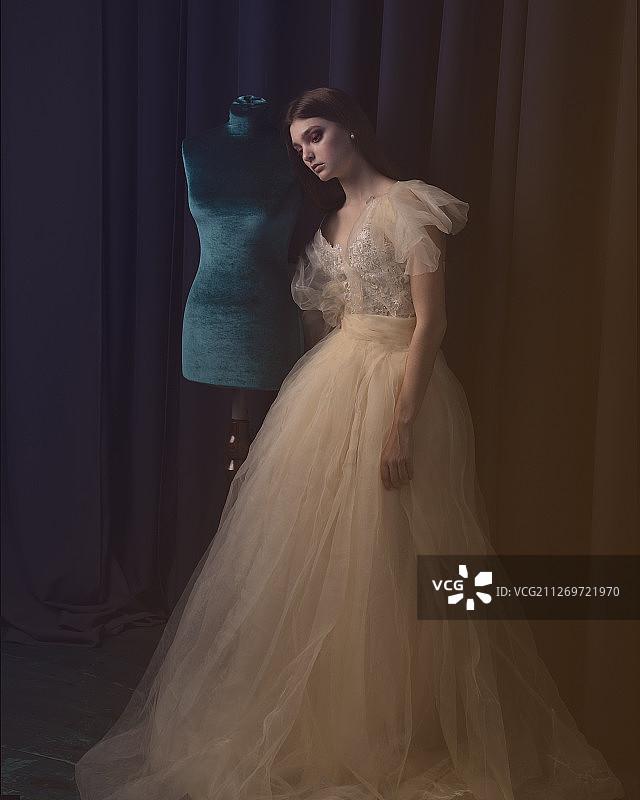 穿婚纱的女士肖像图片素材