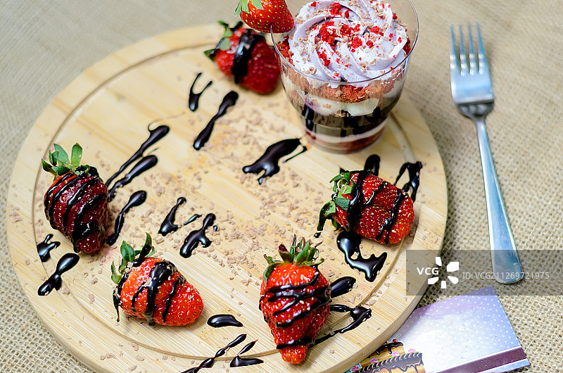 奶油水果杯和草莓高角度视图图片素材