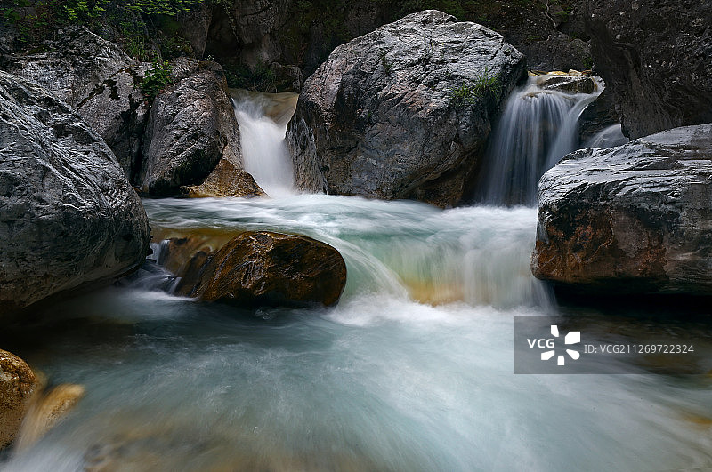 巨石上奔流而下的水图片素材