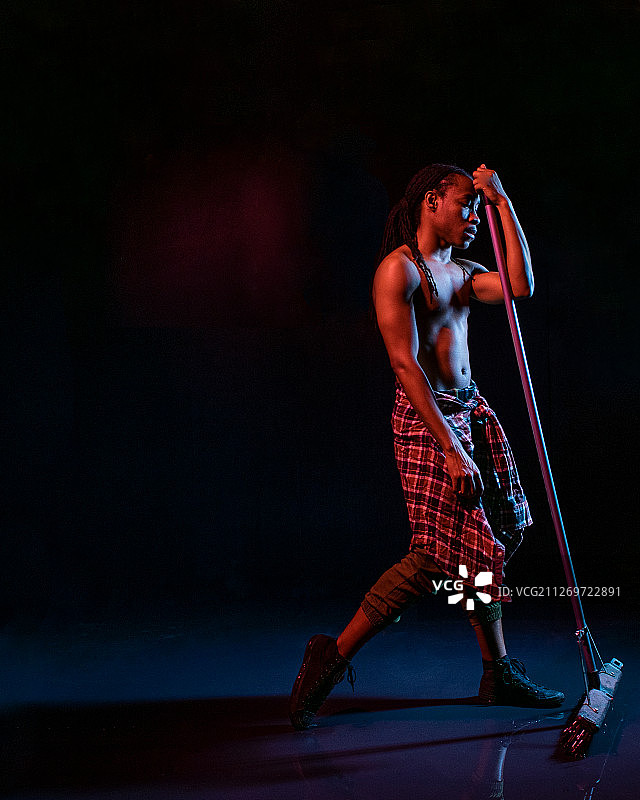 拿着扫帚的年轻黑人男子图片素材