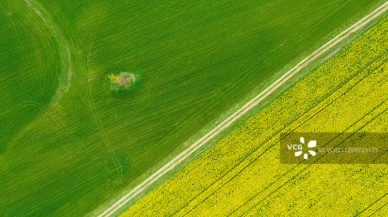 保加利亚的田野和乡村道路航拍图片素材