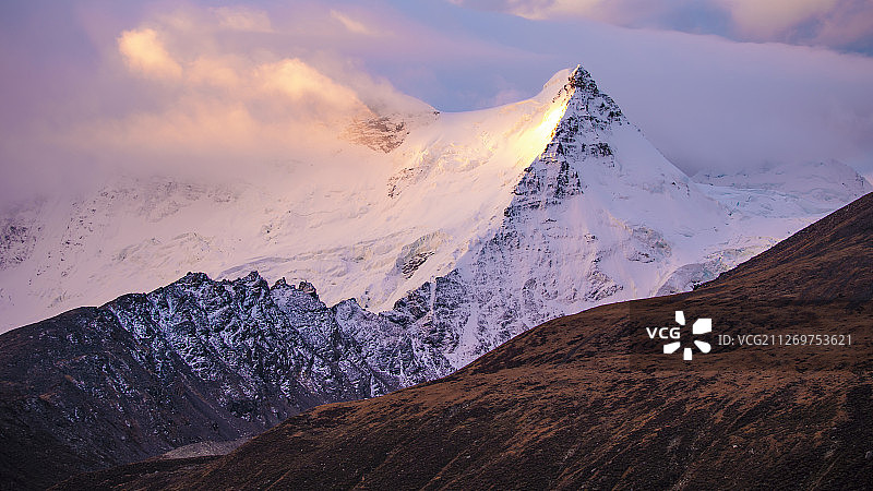 西藏那曲比如县萨普雪山神山图片素材
