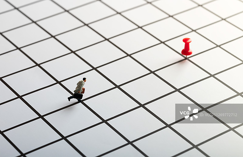 工字钉网格坐标奔跑的上班族的目标图片素材