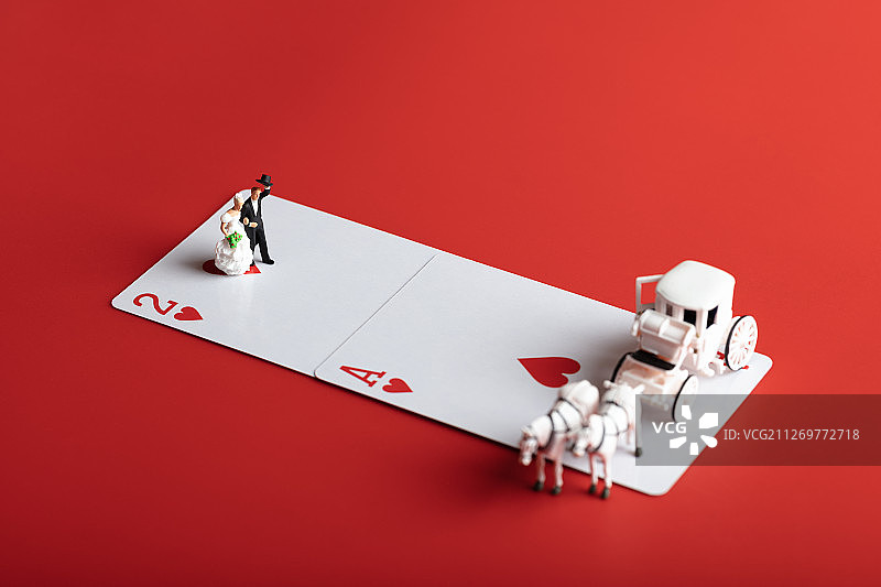 情人节扑克牌红心A上结婚的情侣和马车图片素材