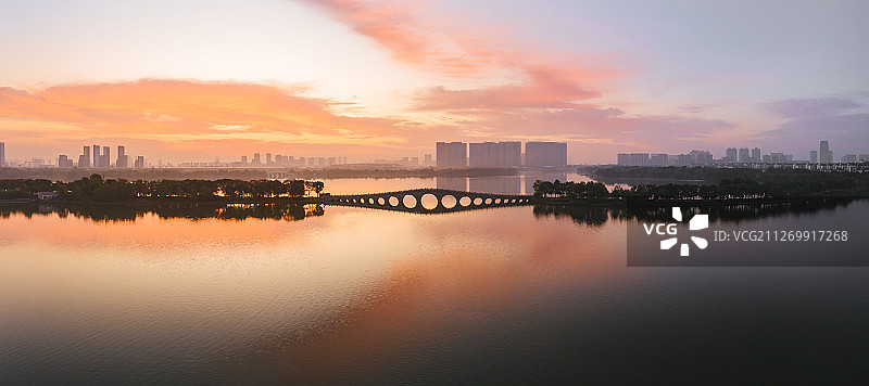 朝霞中的苏州石湖石拱桥倒影图片素材