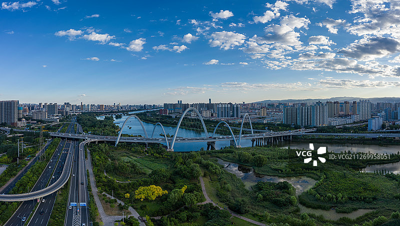 太原市北中环桥白天多云图片素材