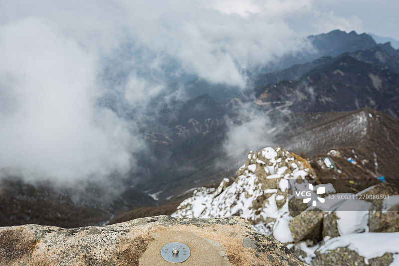 中国陕西秦岭太白主峰南北分界岭测量标志图片素材