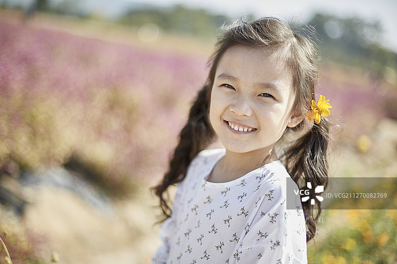 小女孩在花园里微笑图片素材