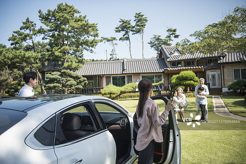 祖父母在家中花园欢迎家人摄影作品图片素材