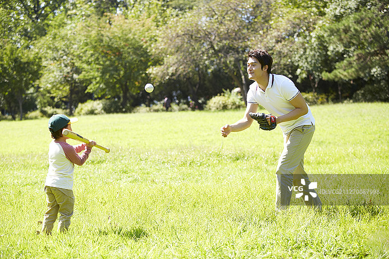 一家人在公园里享受打棒球的时光摄影图片素材