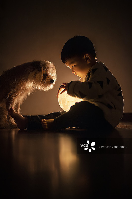 小孩和宠物图片素材