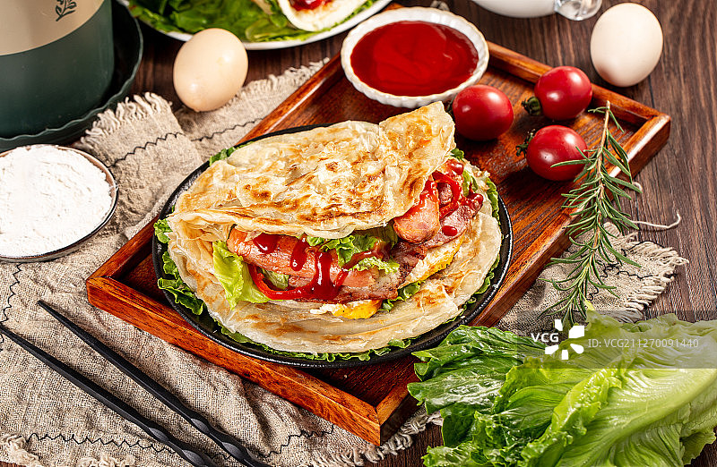 木托盘里的美味手抓饼图片素材