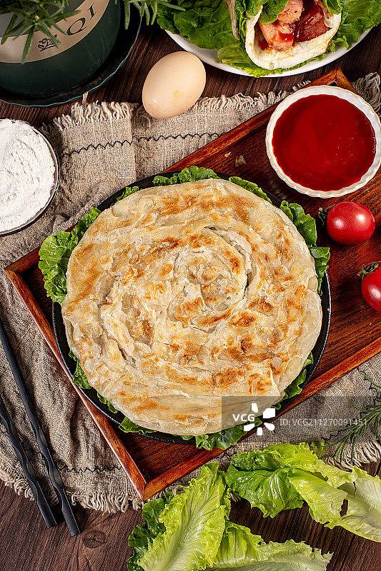 木托盘里的美味手抓饼图片素材