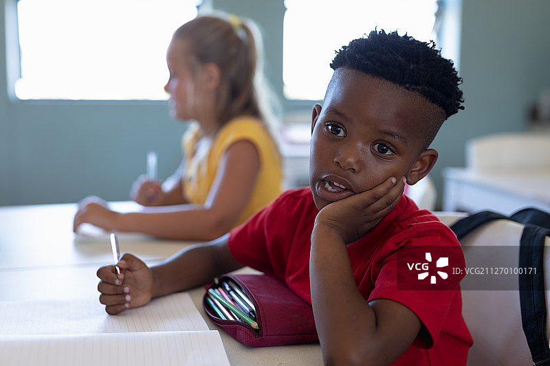 小学生在小学教室书桌前图片素材