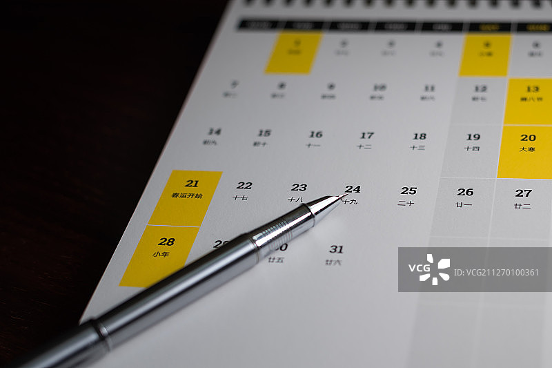 一支钢笔放在台历上图片素材