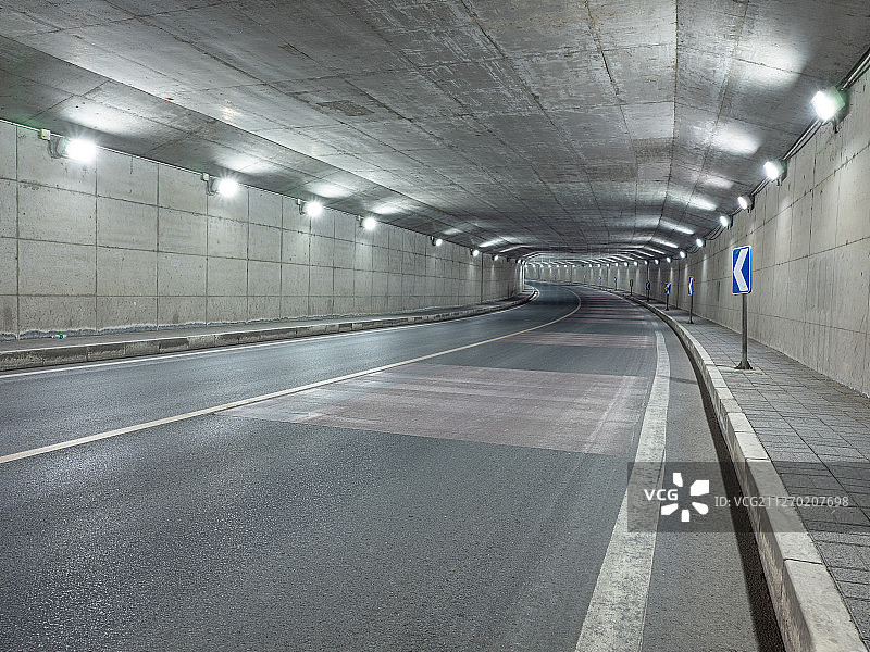 汽车广告北京-空旷的隧道图片素材