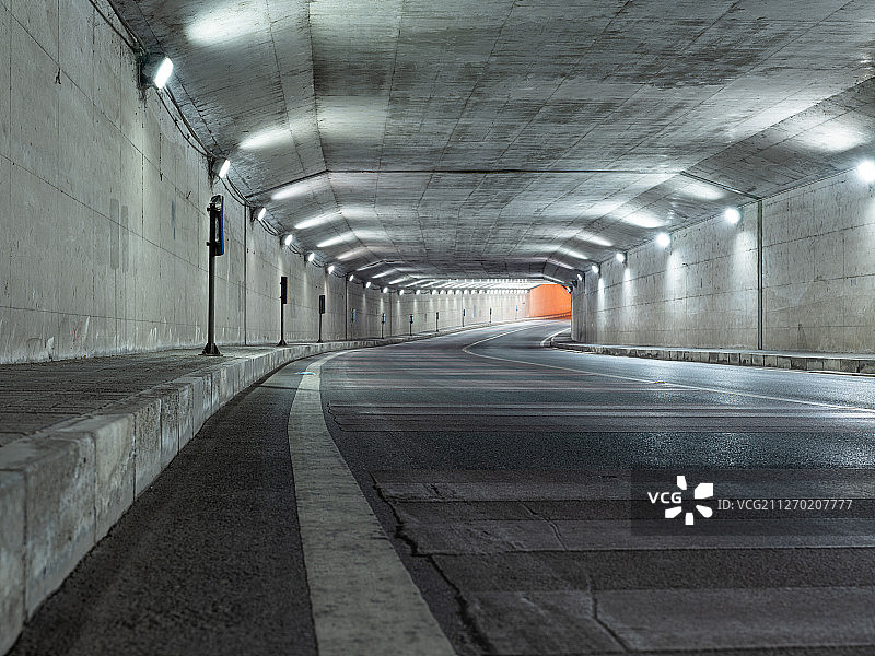 汽车广告北京-空旷的隧道图片素材