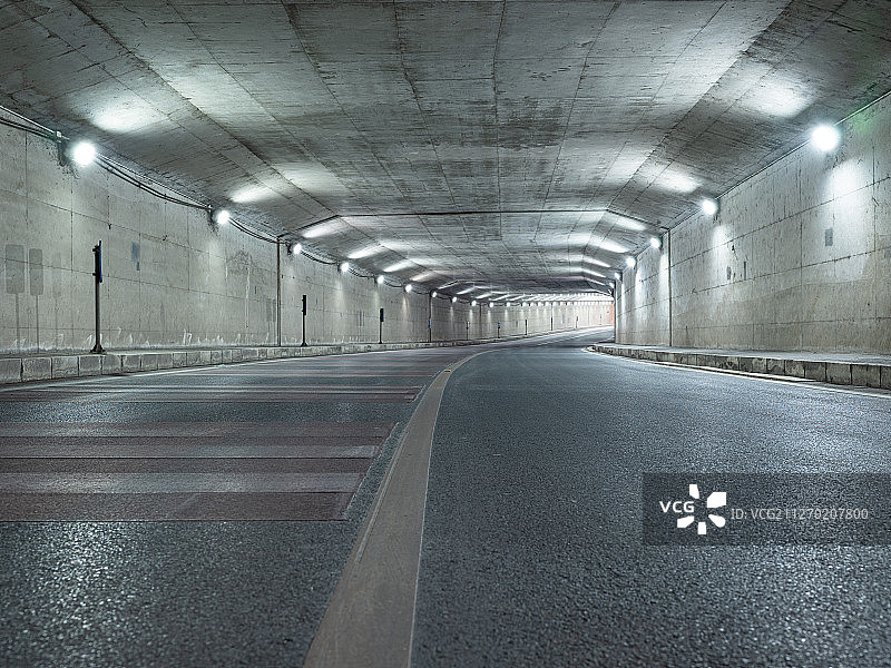 汽车广告北京-空旷的隧道图片素材