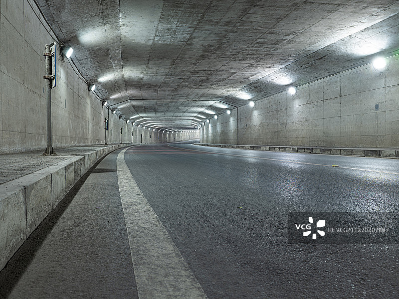汽车广告北京-空旷的隧道图片素材