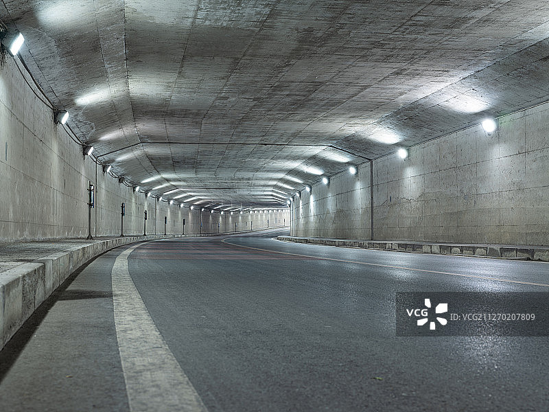 汽车广告北京-空旷的隧道图片素材