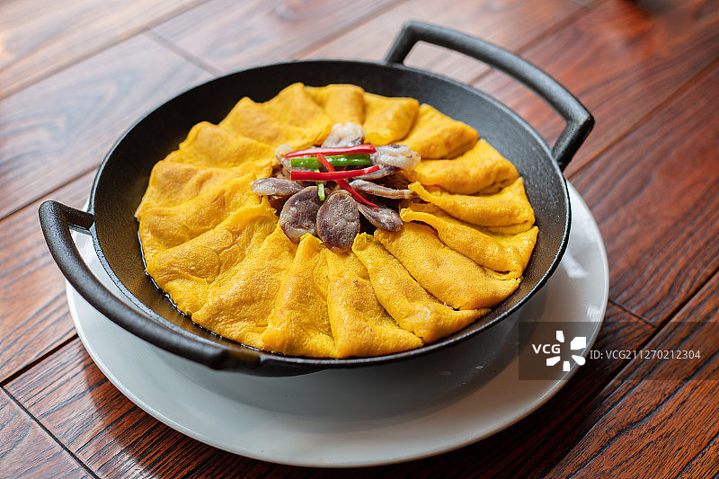 铁锅蛋饺蒸腊肠图片素材