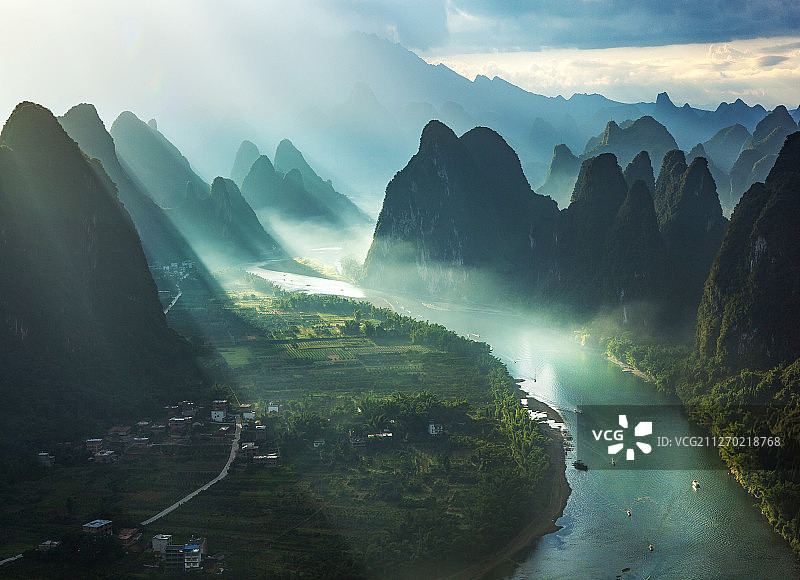 中国广西桂林漓江山水江面行船日出风光图片素材