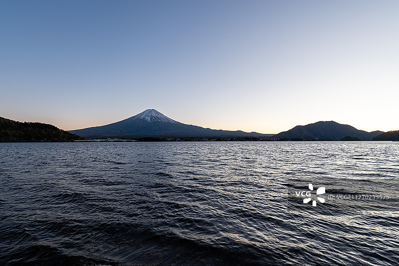 黄昏中的河口湖与富士山图片素材