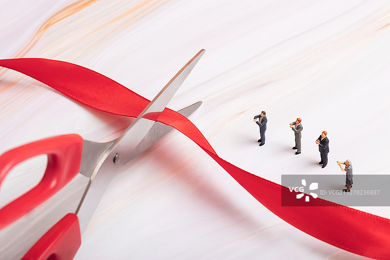 剪刀红绸缎剪彩鼓掌的商务人群图片素材