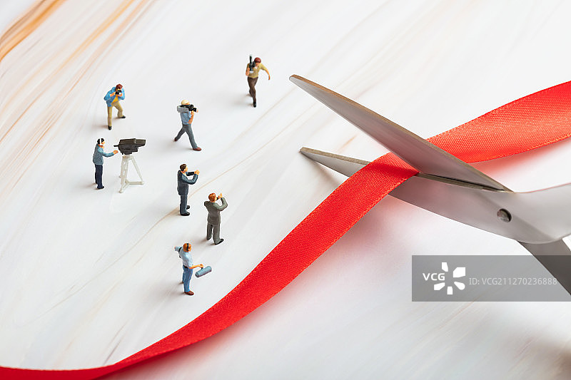 剪刀红绸缎剪彩鼓掌的人群与录像记者图片素材