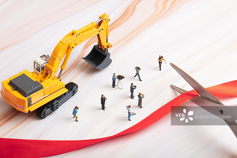 红绸缎剪彩挖掘机建筑开工鼓掌录像人群图片素材
