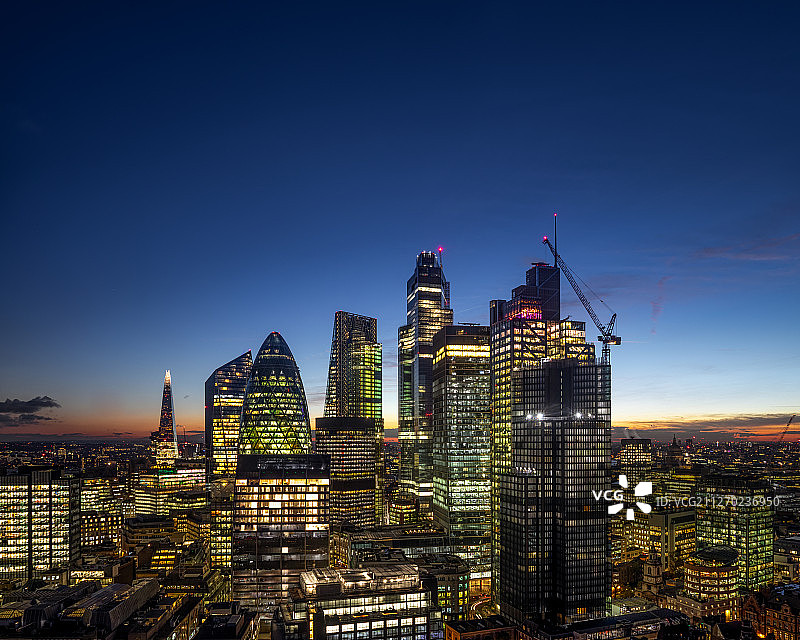 伦敦金融城CBD摩天大楼夜景图片素材