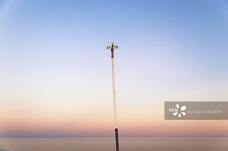 风向标与海洋曙暮光图片素材