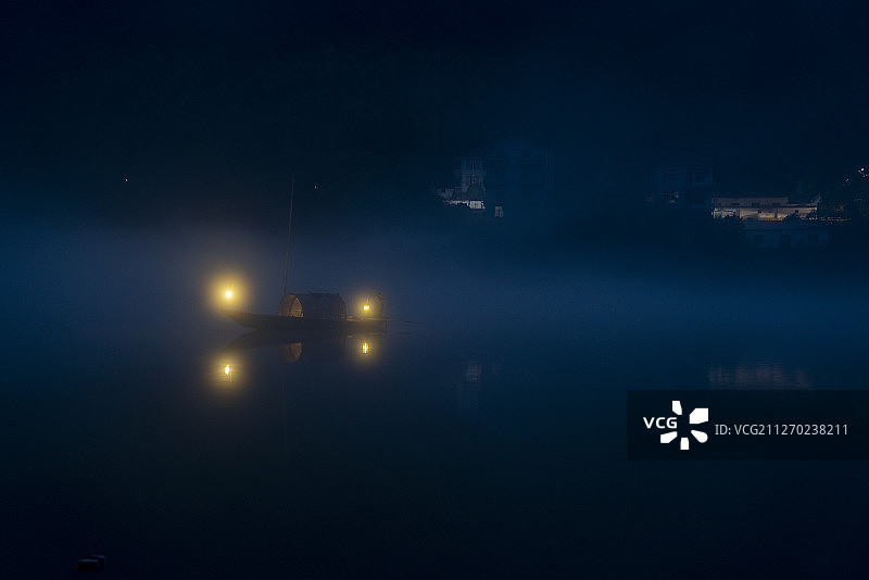 夜晚江面雾中景色图片素材