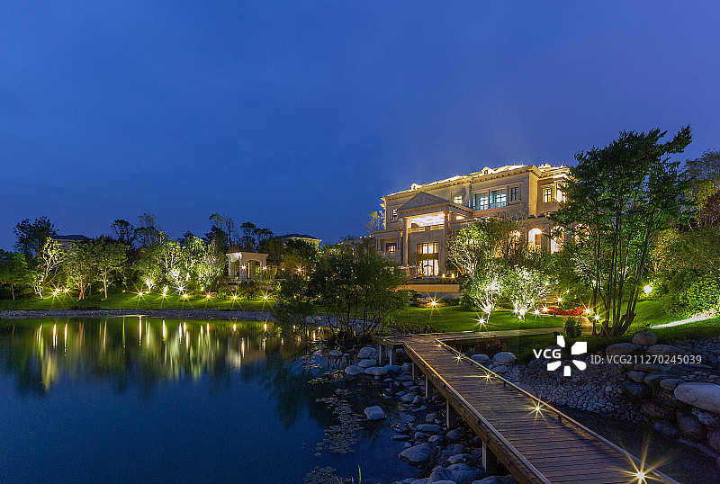 夜色下的别墅花园图片素材