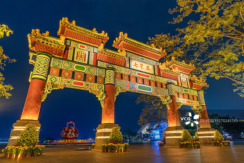 二月肇庆端州牌坊广场朱德题字七星岩牌坊夜景图片素材