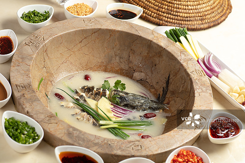 云南特色石锅火锅图片素材