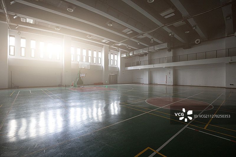 室内篮球场 阳光图片素材