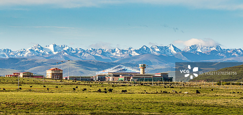 雪山下的阿坝红原机场图片素材