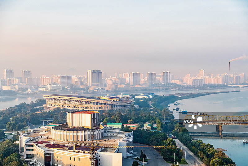 朝鲜平壤大同江两岸城市风光高视角图片素材