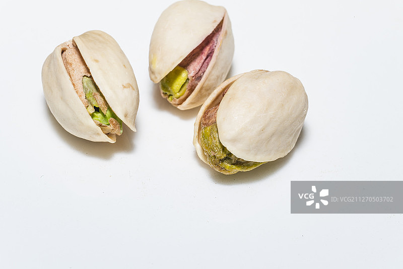 白背景板上的开心果图片素材