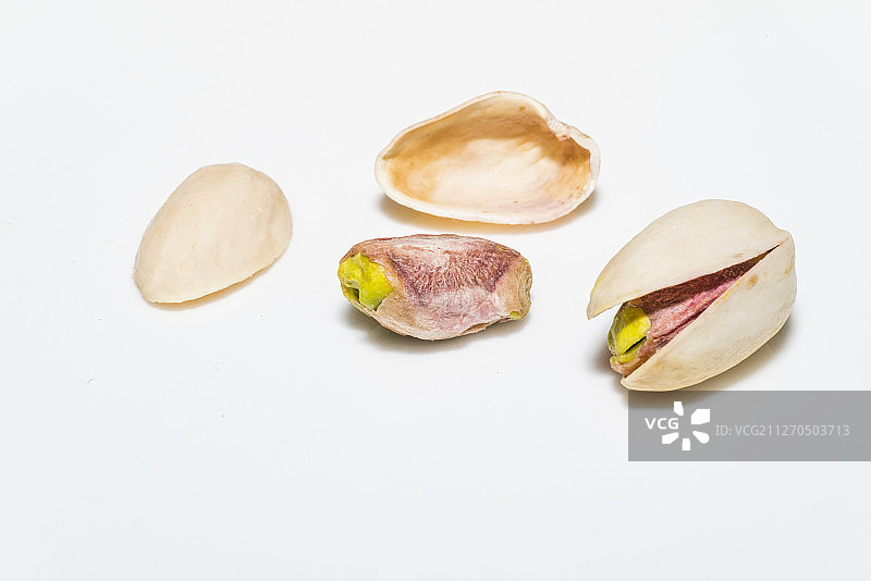 白背景板上的开心果图片素材