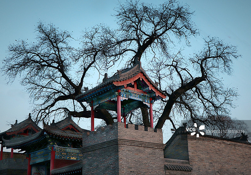 山西祁县昭馀古城处古建筑与其后散开的古树图片素材