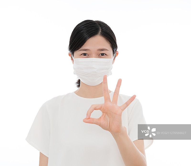 戴着口罩的亚洲女生手做OK手势图片素材