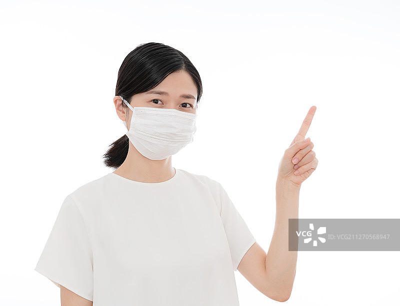 戴口罩戴女生做手势“1”，手指指着空白图片素材