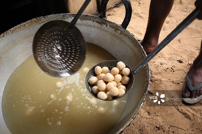 制作印度奶酪球甜点图片素材