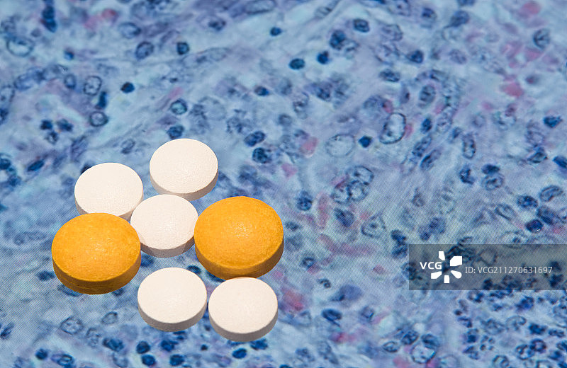 病毒背景与抗病毒药物的特写图片素材