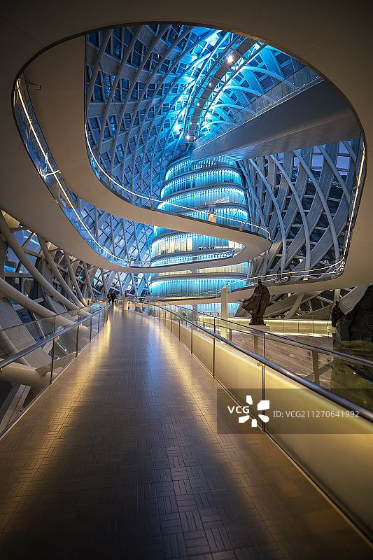 凤凰传媒中心简约现代设计大厅内部夜景图片素材